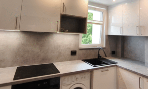 kuchnia_bialy_polysk_beton mala kuchnia w bloku, fronty wysoki polysk, blat egger beton