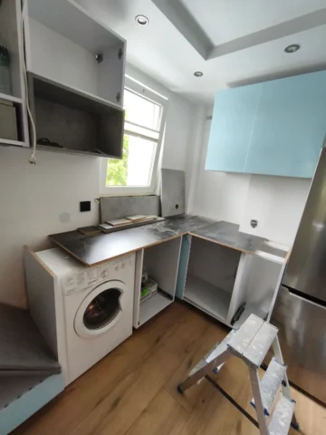 meble z frontami na wysoki polysk białe oraz beton jasno szary