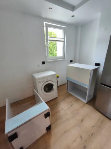 meble z frontami na wysoki polysk białe oraz beton jasno szary