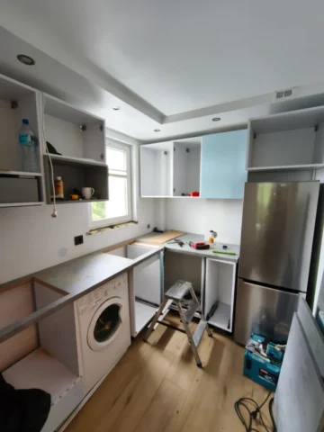 meble z frontami na wysoki polysk białe oraz beton jasno szary