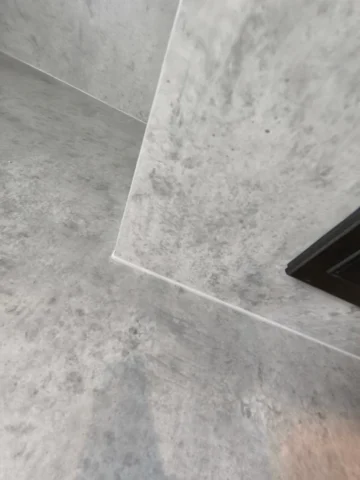 meble z frontami na wysoki polysk białe oraz beton jasno szary