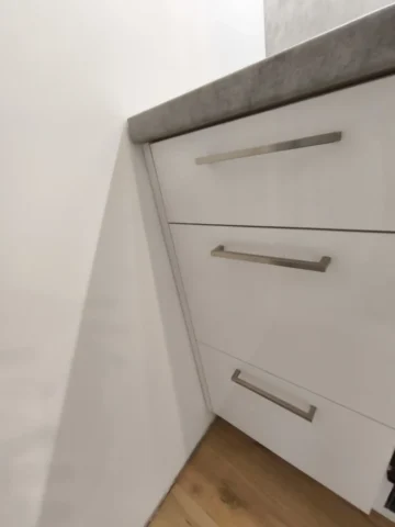 meble z frontami na wysoki polysk białe oraz beton jasno szary