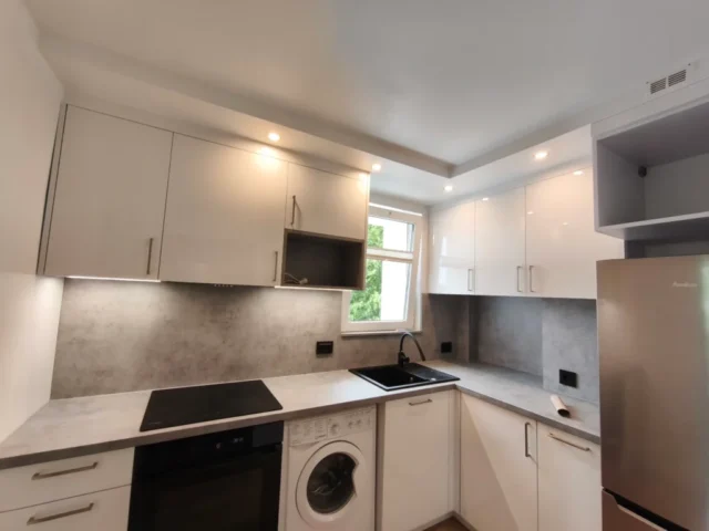 meble z frontami na wysoki polysk białe oraz beton jasno szary