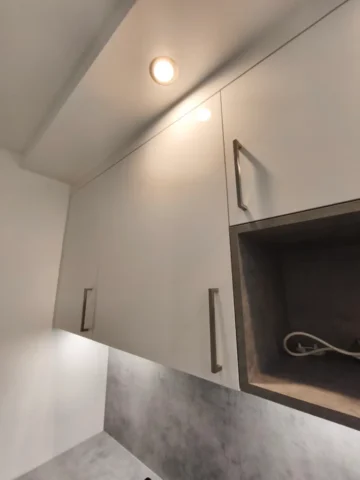 meble z frontami na wysoki polysk białe oraz beton jasno szary