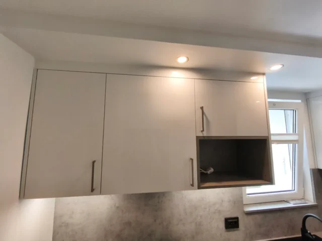 meble z frontami na wysoki polysk białe oraz beton jasno szary