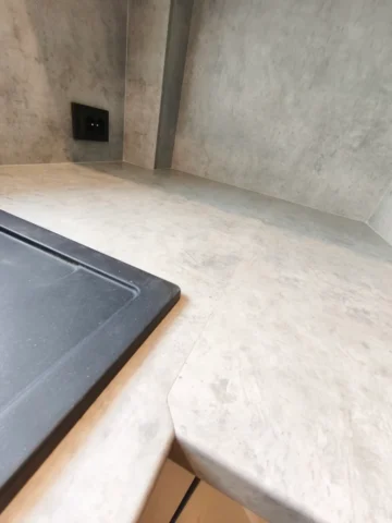 meble z frontami na wysoki polysk białe oraz beton jasno szary