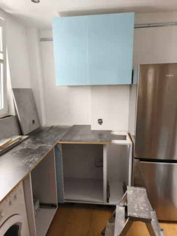 meble z frontami na wysoki polysk białe oraz beton jasno szary