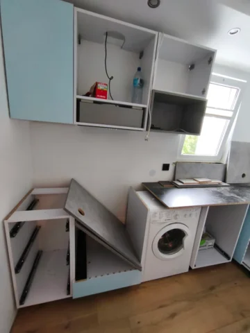 meble z frontami na wysoki polysk białe oraz beton jasno szary