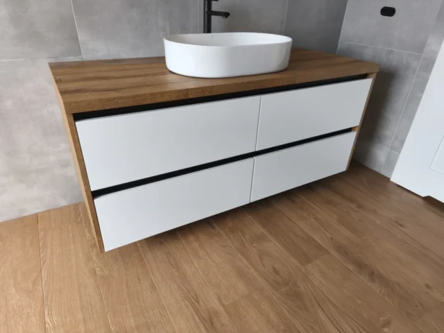 szafka_lazienkowa_biala_mat_drewno