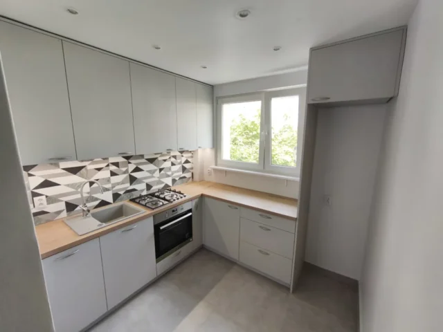 kuchnia kaszmirowa aqua akryl blat drewniany