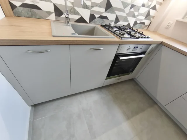 kuchnia kaszmirowa aqua akryl blat drewniany