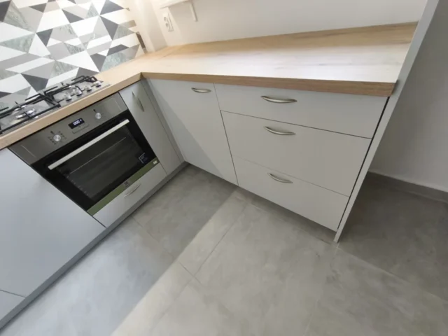 kuchnia kaszmirowa aqua akryl blat drewniany