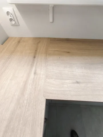 kuchnia kaszmirowa aqua akryl blat drewniany