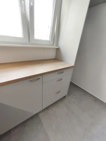 kuchnia kaszmirowa aqua akryl blat drewniany